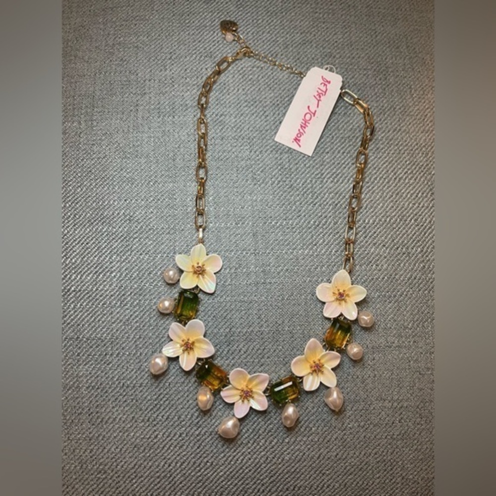 Betsey Johnson NWT Pearl and Lily Green Stone Necklace 16”